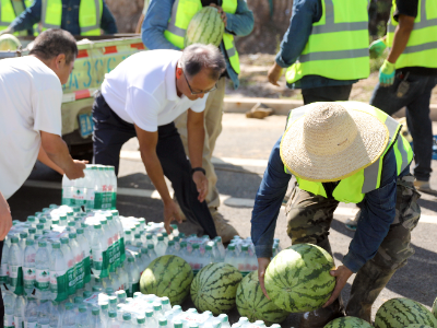 國(guó)藥天壇蘭州聯(lián)合蘭州高新區(qū)建設(shè)局為市政供電工人夏日送清涼
