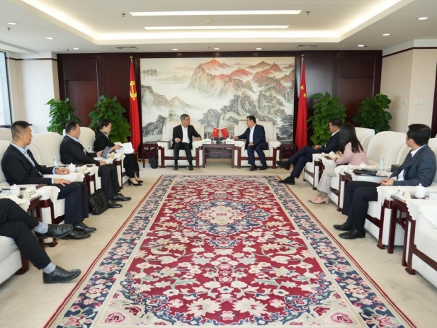 白忠泉董事長與全國政協(xié)副主席、共享基金會主席梁振英會談